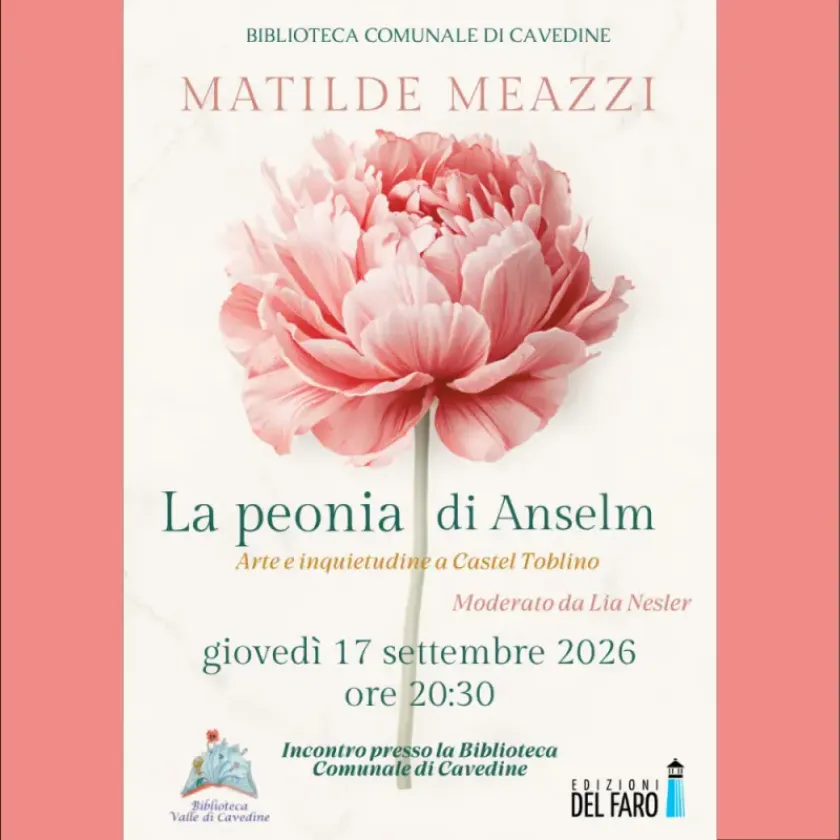 Matilde Meazzi con il suo ultimo romanzo in biblioteca a Cavedine (TN)