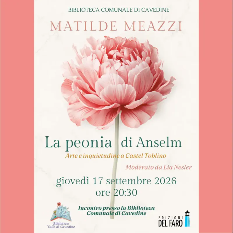 Matilde Meazzi con il suo ultimo romanzo in biblioteca a Cavedine (TN)